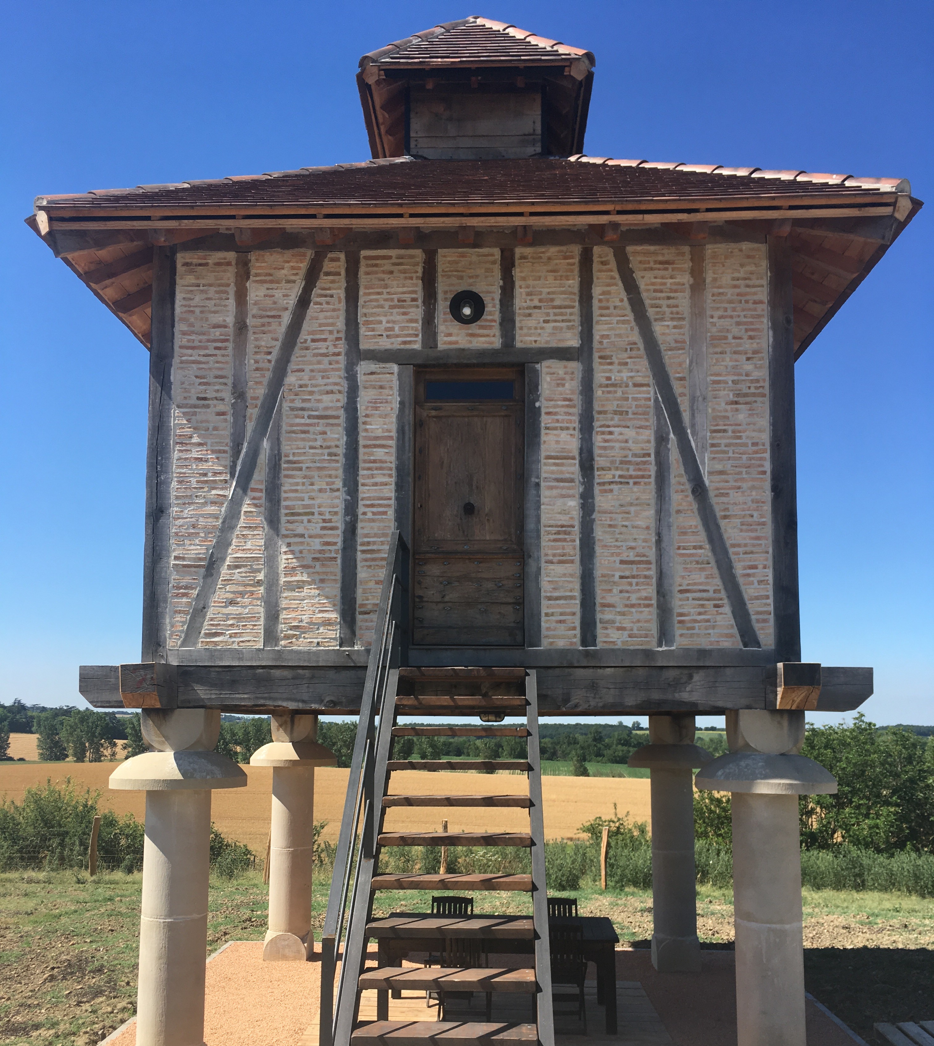Façade du pigeonnier au coucher du soleil