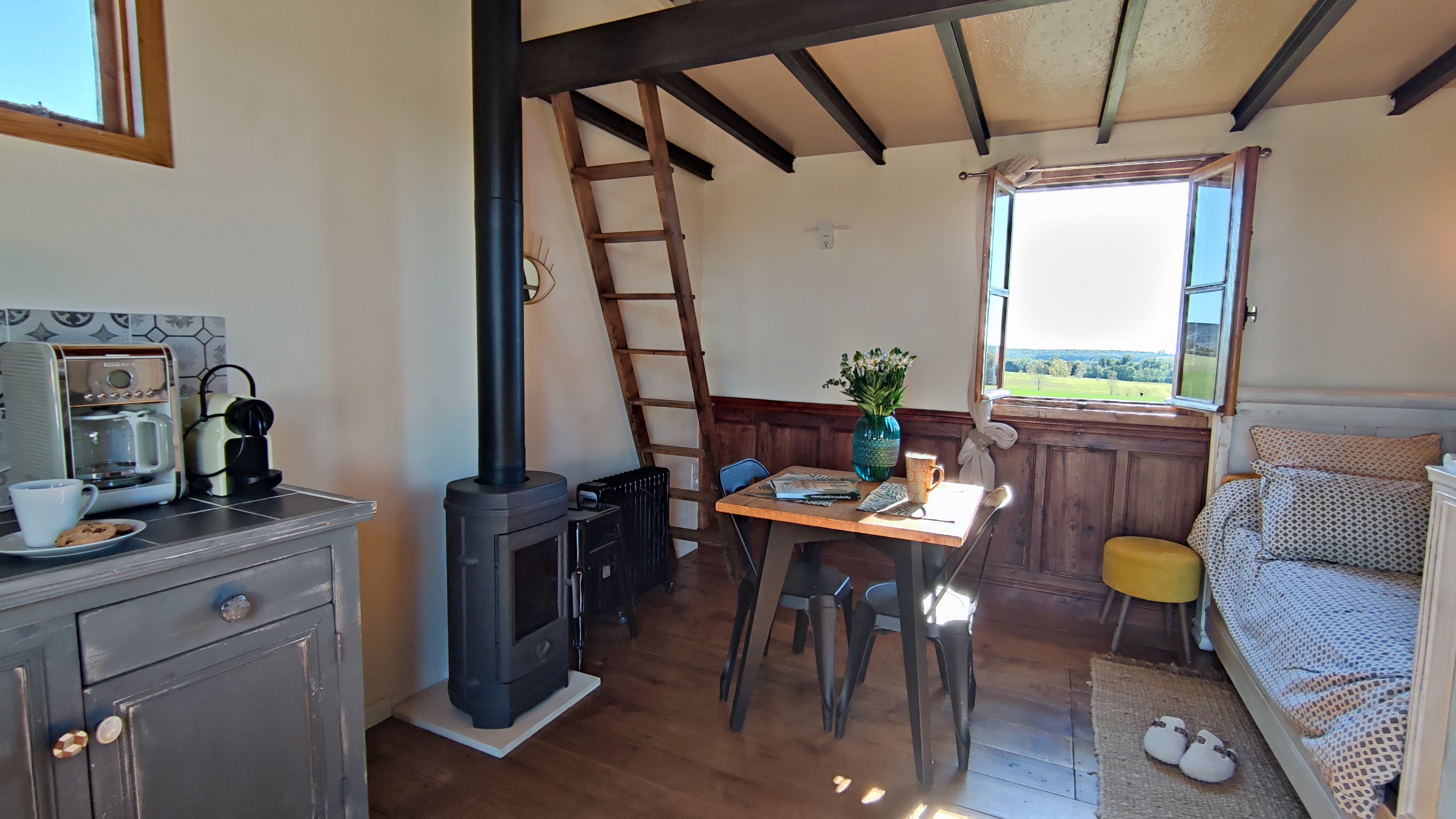 Intérieur chaleureux du Pigeonnier d’Olivier